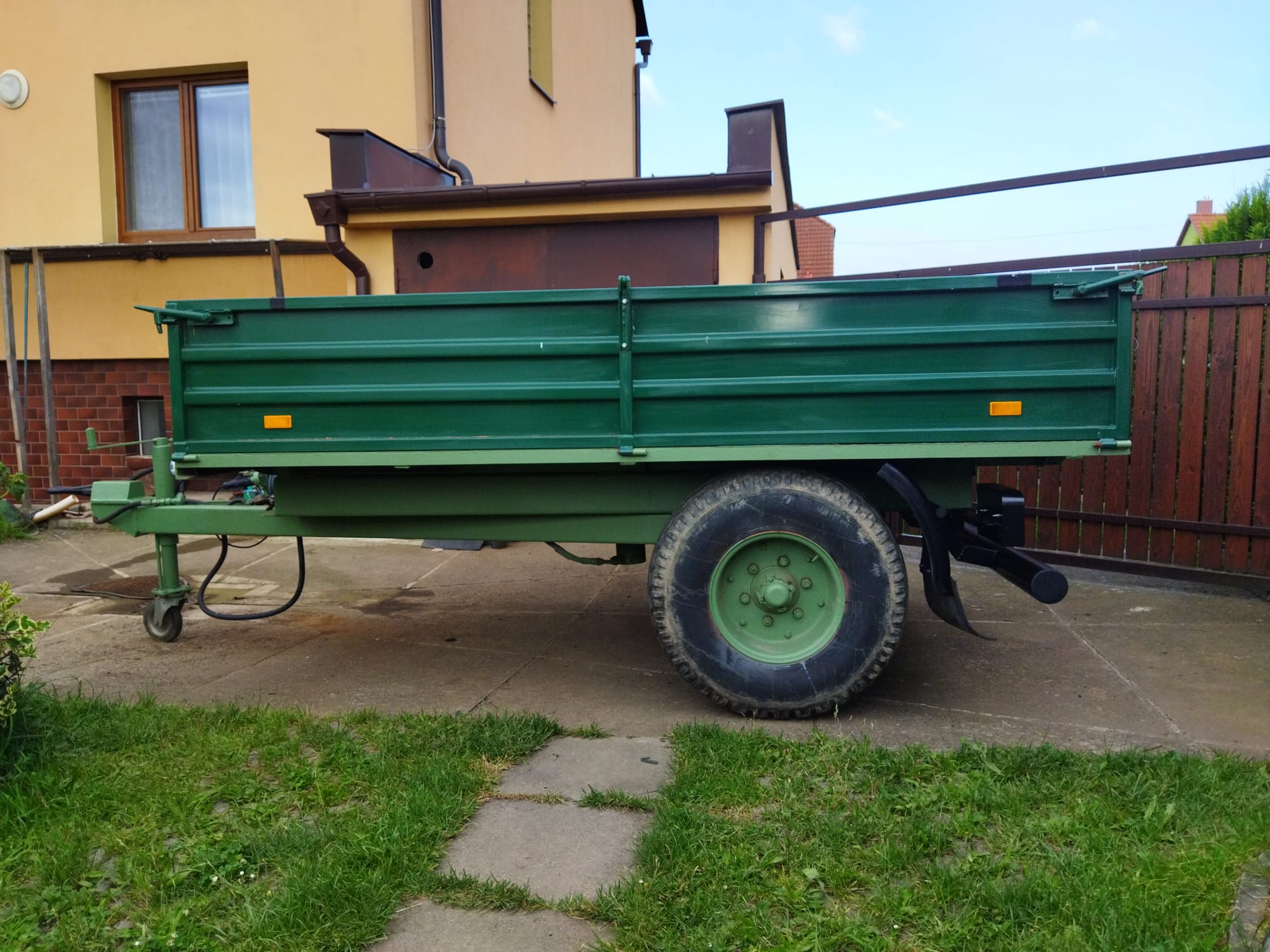 Traktorový přívěs R1
